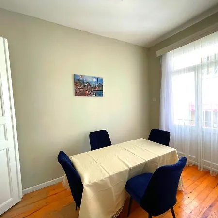 4 And Living New Family House Facility On Istiklal Street In Taksim Center