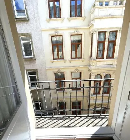 4 And Living New Family House Facility On Istiklal Street In Taksim Center 伊斯坦布尔
