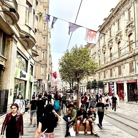 4 And Living New Family House Facility On Istiklal Street In Taksim Center Apartment Istanbul