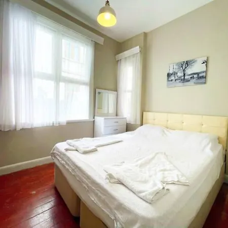 4 And Living New Family House Facility On Istiklal Street In Taksim Center Apartment Istanbul
